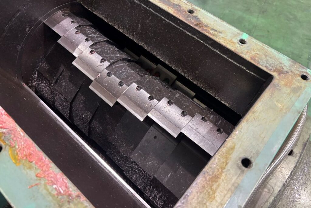 タナカ社製　中古プラスチック粉砕機　【MF35-560】　【30馬力22kW】　刃部画像2